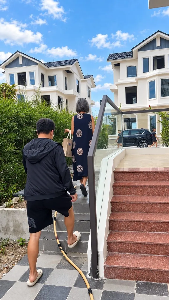 Lên cầu thang xem căn đơn lập
